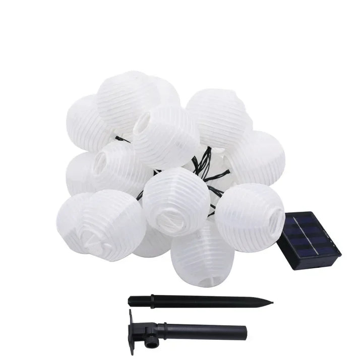 "Solarbetriebene wetterfeste LED-Außenlichterkette im Garten leuchtend, umweltfreundlich und ideal für Terrasse"