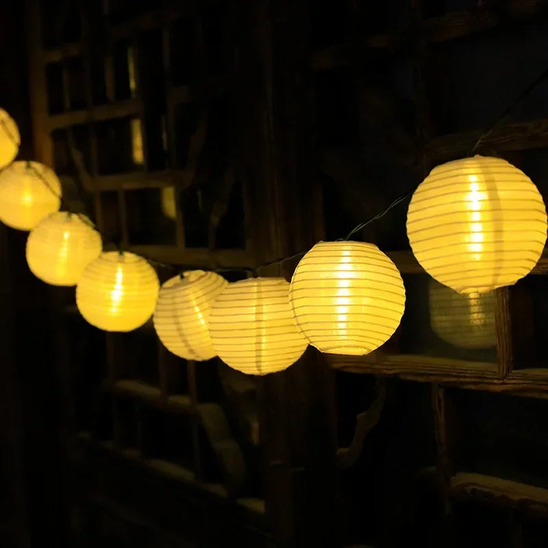 "Solarbetriebene wetterfeste LED-Außenlichterkette im Garten leuchtend, umweltfreundlich und ideal für Terrasse"