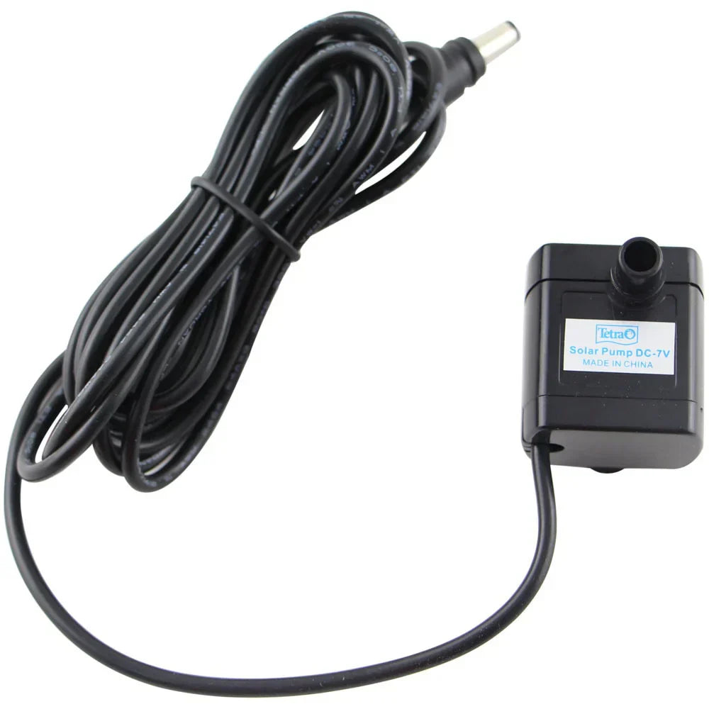 Solarbetriebener Wasserbrunnen im Garten mit verschiedenen Sprühköpfen, solarbetrieben, ideal für Teiche und Vogelbäder.