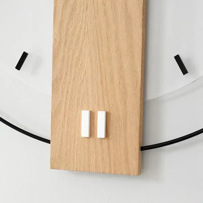 "Stille Wanduhr aus Holz mit weißem Zifferblatt, minimalistisches Design, aus Eichenholz, ideal für stilvolle Räume."