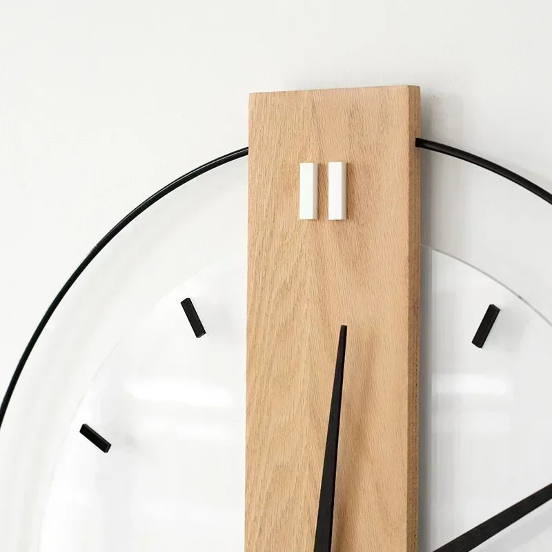 "Stille Wanduhr aus Holz mit weißem Zifferblatt, minimalistisches Design, aus Eichenholz, ideal für stilvolle Räume."
