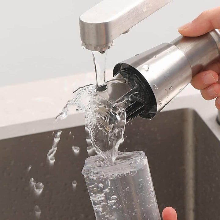 "Stilvoller, manueller Edelstahl-Gemüseschneider mit ergonomischem Griff, Zickzack-Messer und integrierter Schalenbasis."