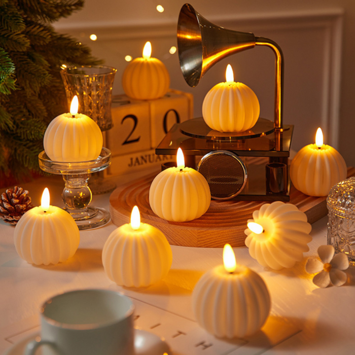 "Stimmungsvolle LED-Kerzen mit realistischem Flammeneffekt in Kürbisform, Holzoptik und klassischem Design, warmweißer Schein