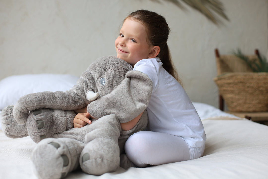 "Superweiches Plüsch Elefant Kuschelkissen für Babys und Kinder, grau, ideale Unterstützung und Trost, in charmantem Design."