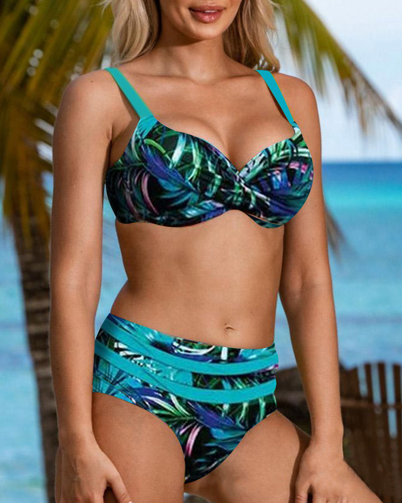 "Taillierter Bikini mit tropischem Blattmuster, gerüschtes Design, bügellos, hoher Bund, ideal für Sommermode."
