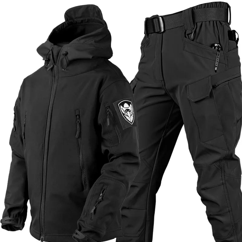 Taktische Outdoor-Jacke und Hose, wind- und wasserdicht, in Grau, ideal für Abenteuer, mit Kapuze und elastischem Bund.
