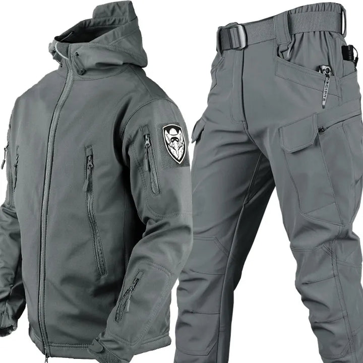 Taktische Outdoor-Jacke und Hose, wind- und wasserdicht, in Grau, ideal für Abenteuer, mit Kapuze und elastischem Bund.