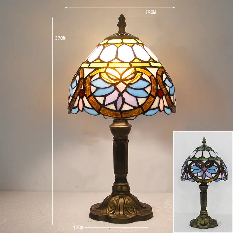 "Tiffany Schreibtischlampe mit farbenfrohem Glasdesign, elegantem Look und warmem Licht für stilvolle Räume"