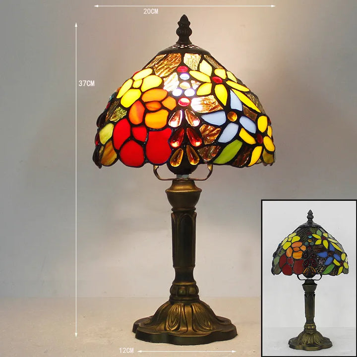 "Tiffany Schreibtischlampe mit farbenfrohem Glasdesign, elegantem Look und warmem Licht für stilvolle Räume"