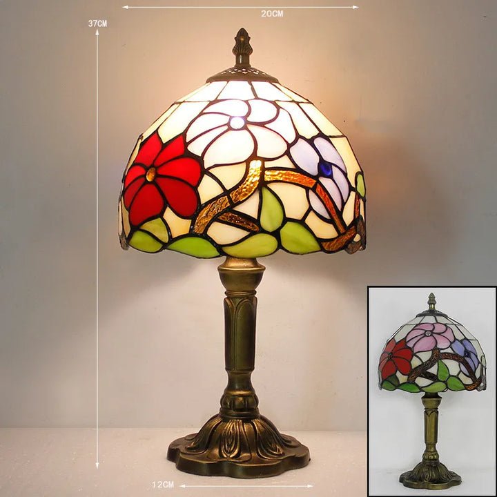 "Tiffany Schreibtischlampe mit farbenfrohem Glasdesign, elegantem Look und warmem Licht für stilvolle Räume"