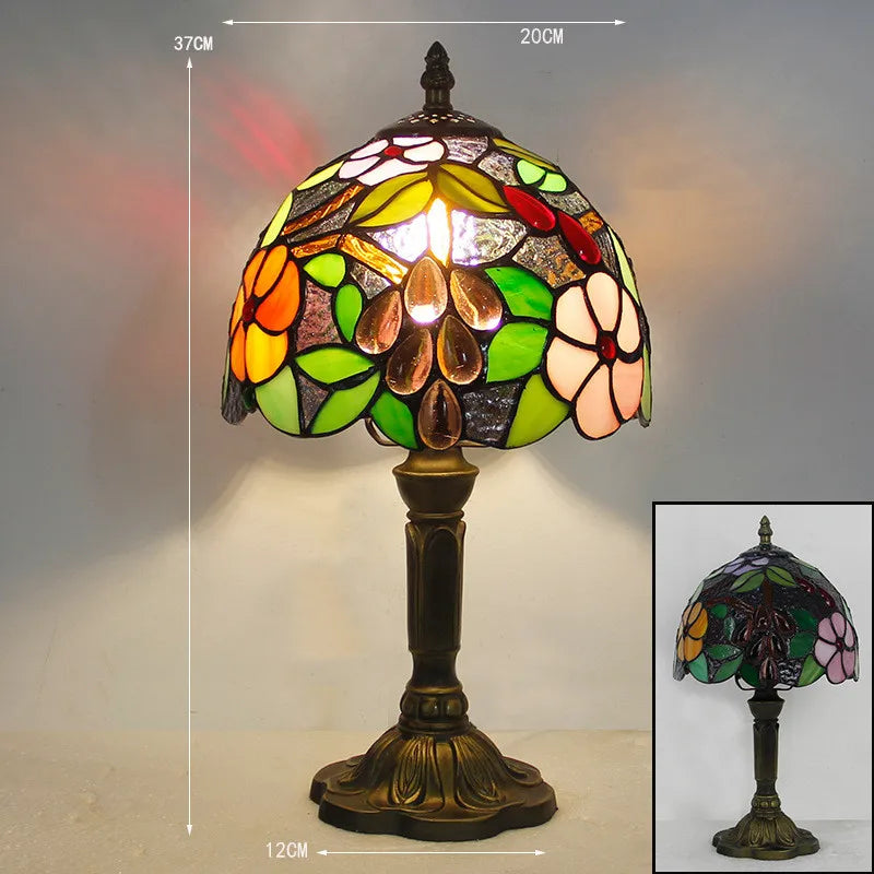 "Tiffany Schreibtischlampe mit farbenfrohem Glasdesign, elegantem Look und warmem Licht für stilvolle Räume"