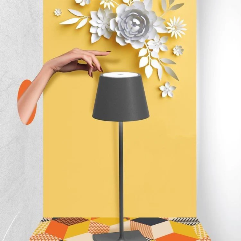 "Touch-sensitive LED-Tischlampe, kabellos, stilvolles Design, modernes Flair, in verschiedenen Farben verfügbar."