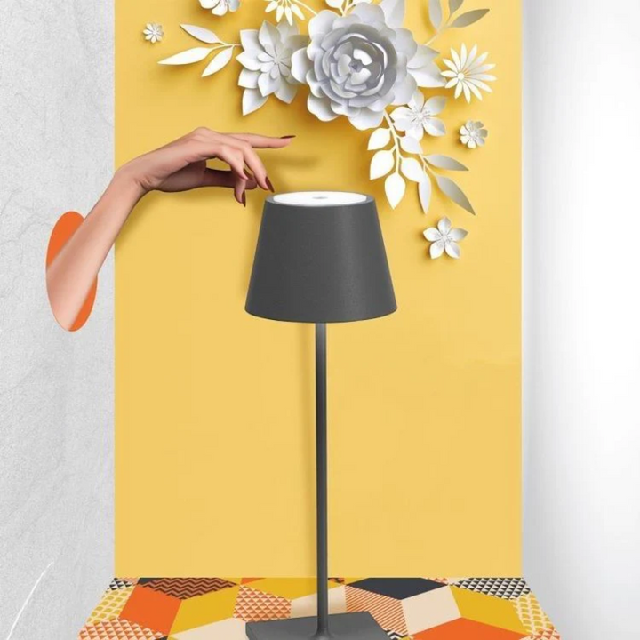 "Touch-sensitive LED-Tischlampe, kabellos, stilvolles Design, modernes Flair, in verschiedenen Farben verfügbar."