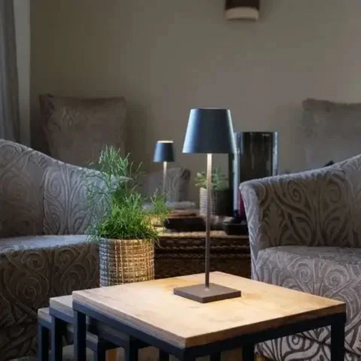 "Touch-sensitive LED-Tischlampe, kabellos, stilvolles Design, modernes Flair, in verschiedenen Farben verfügbar."