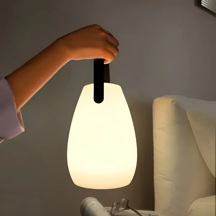 "Tragbare wasserfeste LED Tischlampe in modernem Design, ideal für drinnen und draußen, kabellos und langlebig."