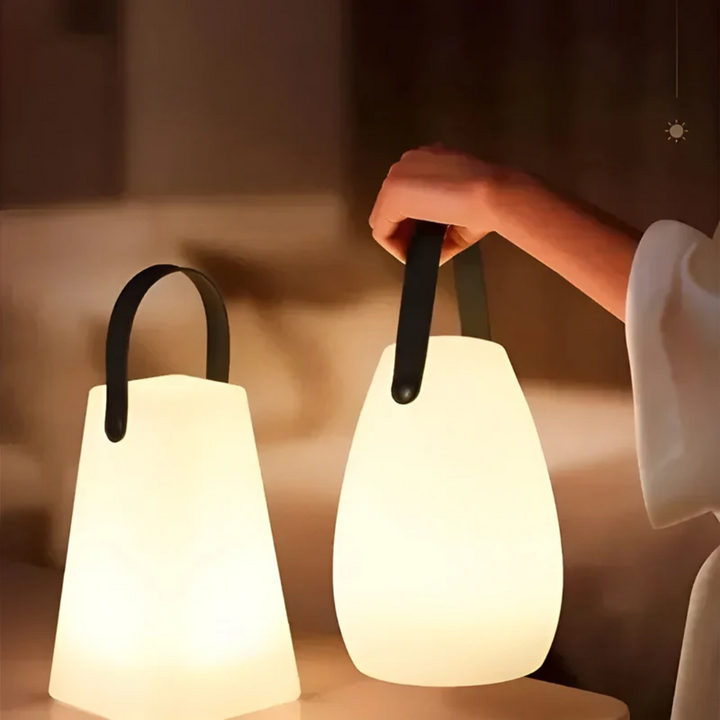 "Tragbare wasserfeste LED Tischlampe in modernem Design, ideal für drinnen und draußen, kabellos und langlebig."