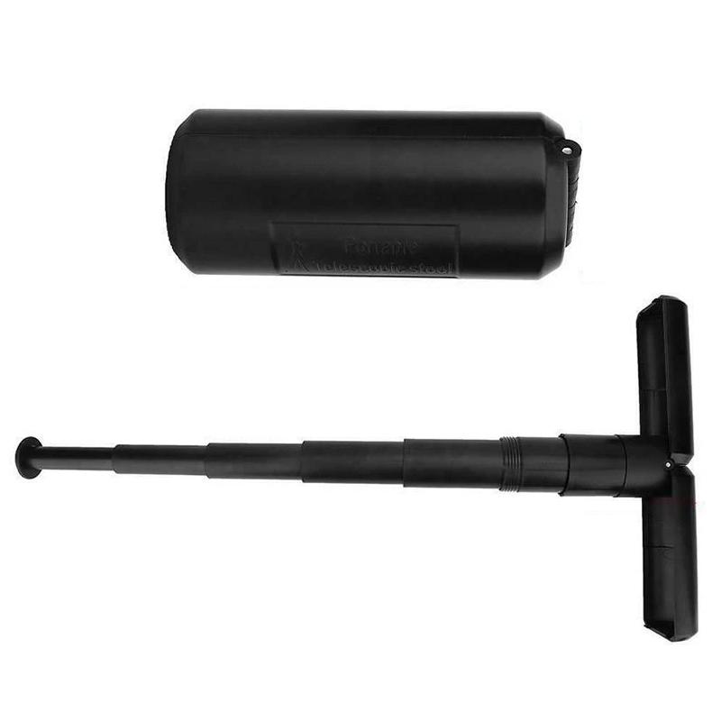 "Tragbarer schwarzer Mini-Klappstuhl für Outdoor, leicht, kompakt, eine Person montiert ihn freudig im Freien."