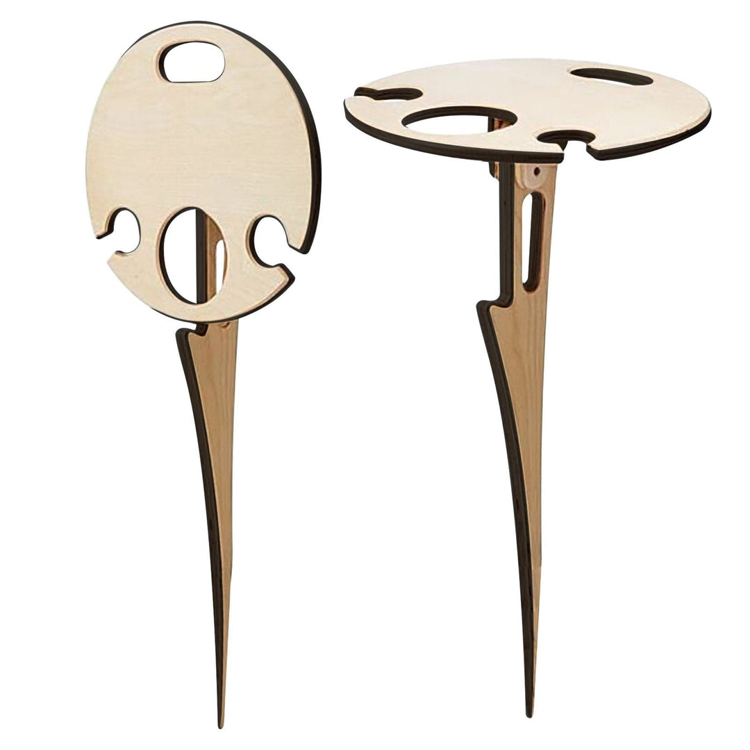 "Variable Weintisch aus Holz, ideal für Picknicks, bietet Platz für Weinflasche, 2 Gläser und Teller im Garten."