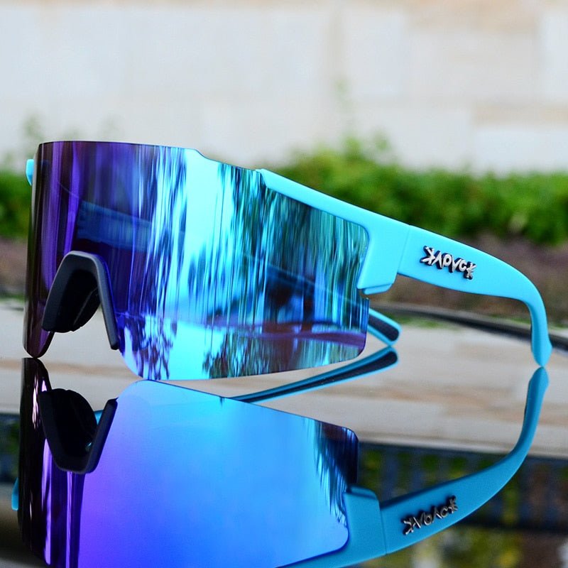 Verspiegelte Fahrrad-Sonnenbrille für Sport, UV-Schutz, aerodynamisch, klare Sicht, reflektierende Gläser, seitliche Ansicht.