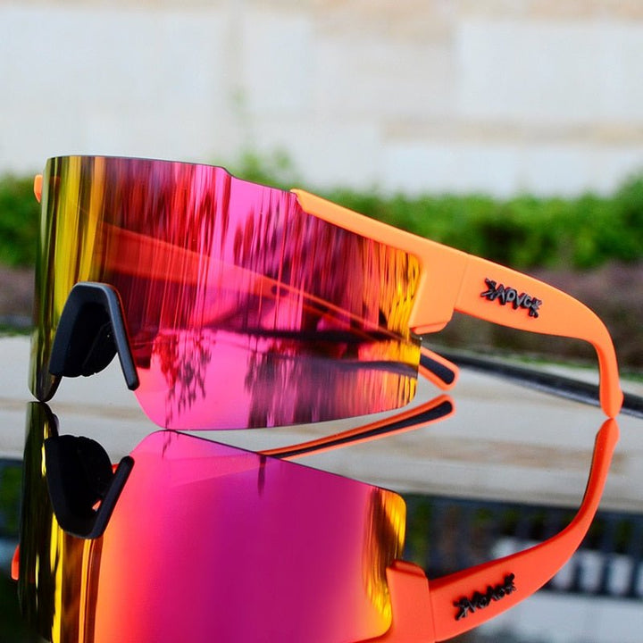 Verspiegelte Fahrrad-Sonnenbrille für Sport, UV-Schutz, aerodynamisch, klare Sicht, reflektierende Gläser, seitliche Ansicht.
