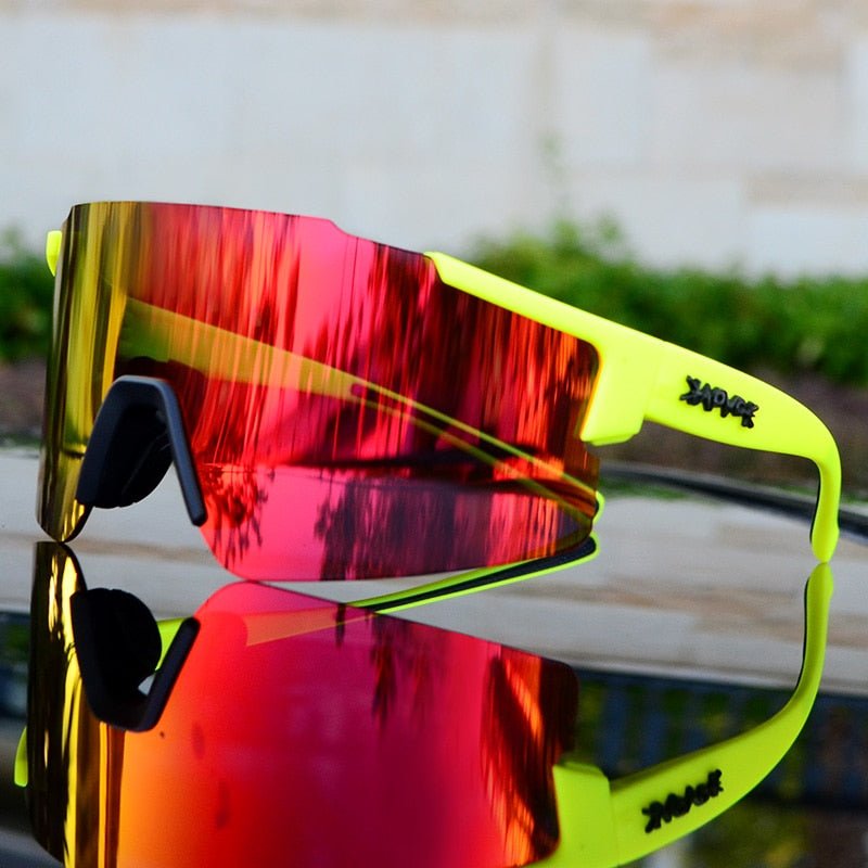 Verspiegelte Fahrrad-Sonnenbrille für Sport, UV-Schutz, aerodynamisch, klare Sicht, reflektierende Gläser, seitliche Ansicht.