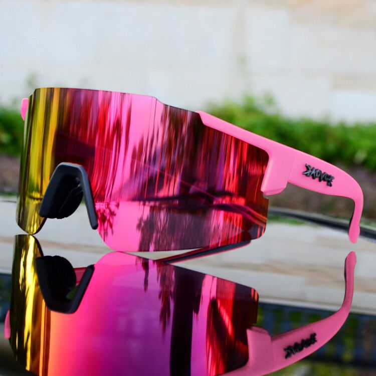 Verspiegelte Fahrrad-Sonnenbrille für Sport, UV-Schutz, aerodynamisch, klare Sicht, reflektierende Gläser, seitliche Ansicht.