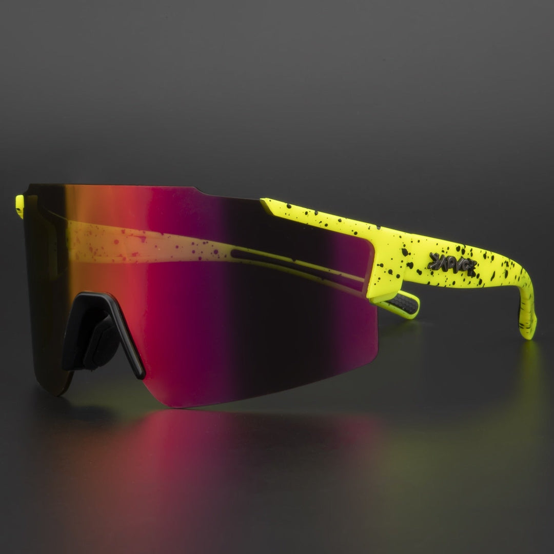 Verspiegelte Fahrrad-Sonnenbrille für Sport, UV-Schutz, aerodynamisch, klare Sicht, reflektierende Gläser, seitliche Ansicht.