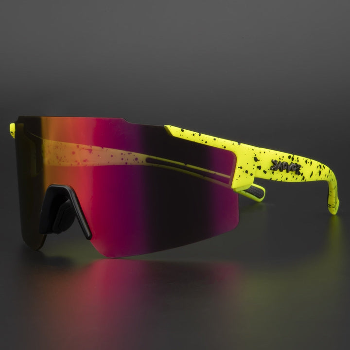 Verspiegelte Fahrrad-Sonnenbrille für Sport, UV-Schutz, aerodynamisch, klare Sicht, reflektierende Gläser, seitliche Ansicht.