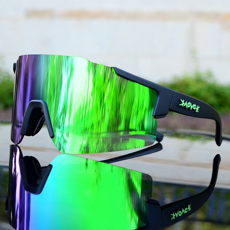 Verspiegelte Fahrrad-Sonnenbrille für Sport, UV-Schutz, aerodynamisch, klare Sicht, reflektierende Gläser, seitliche Ansicht.