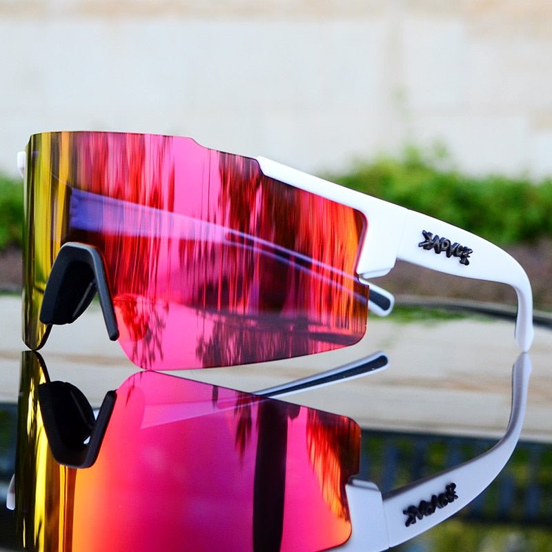 Verspiegelte Fahrrad-Sonnenbrille für Sport, UV-Schutz, aerodynamisch, klare Sicht, reflektierende Gläser, seitliche Ansicht.