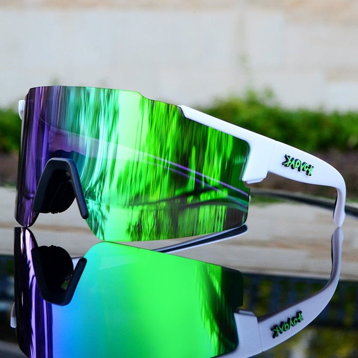 Verspiegelte Fahrrad-Sonnenbrille für Sport, UV-Schutz, aerodynamisch, klare Sicht, reflektierende Gläser, seitliche Ansicht.
