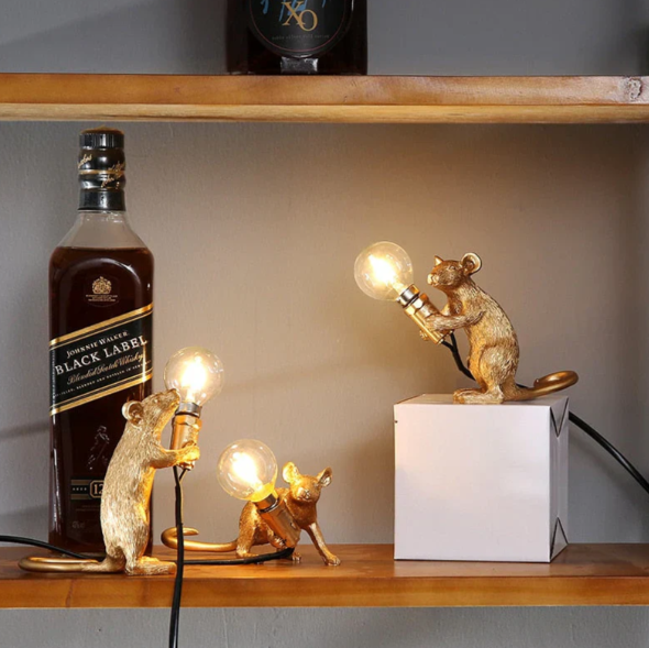 "Verspielte Maus-Tischlampe aus hochwertigen Materialien, gemütlich warmes Licht, kunstvolles Highlight für jedes Zuhause."