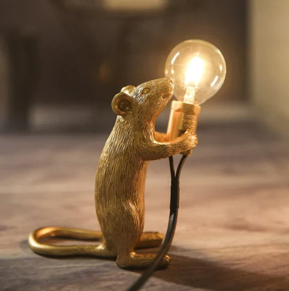 "Verspielte Maus-Tischlampe aus hochwertigen Materialien, gemütlich warmes Licht, kunstvolles Highlight für jedes Zuhause."