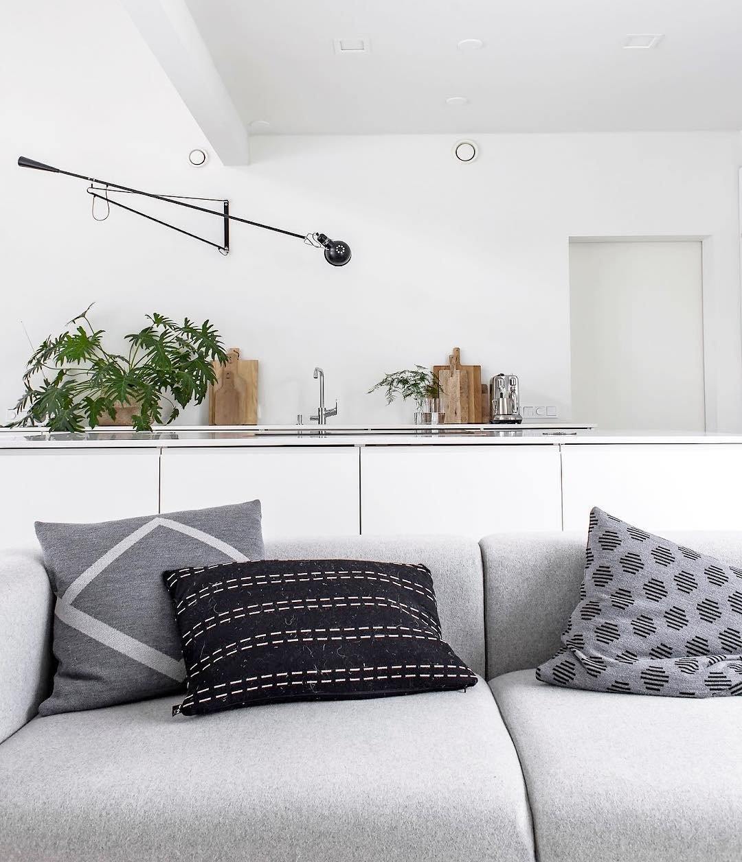 "Verstellbare Wandleuchte 265, industrielle Eleganz, Aluminiumschirm, Metallrahmen, flexible Beleuchtung für Zuhause."