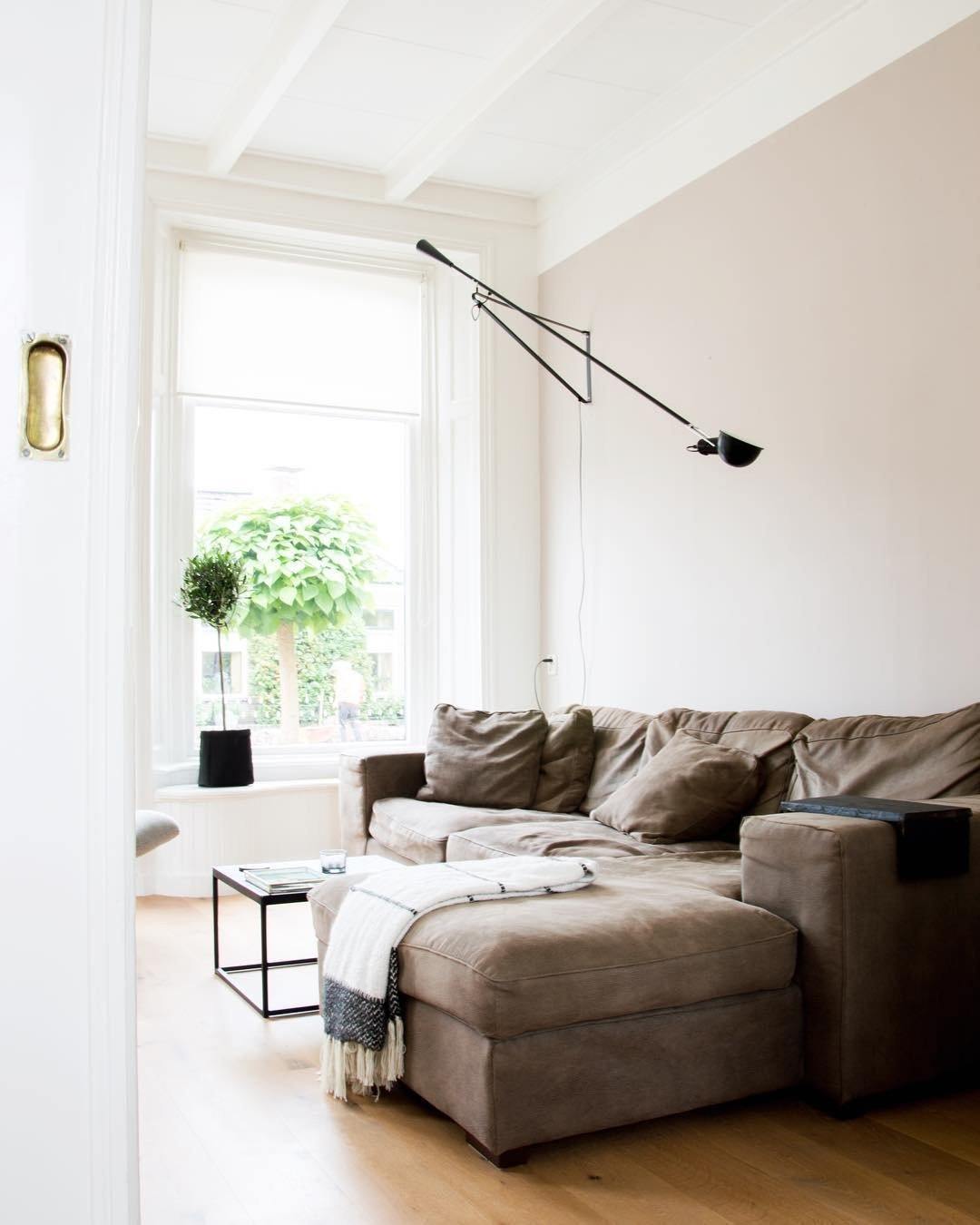 "Verstellbare Wandleuchte 265, industrielle Eleganz, Aluminiumschirm, Metallrahmen, flexible Beleuchtung für Zuhause."