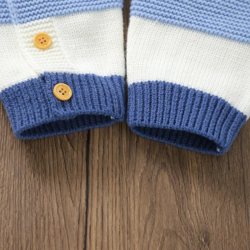 "Wärmender Strick-Strampler Baby, grau, mit Knöpfen; ideal für kühle Monate, komfortabel und stilvoll für Kleinkinder."