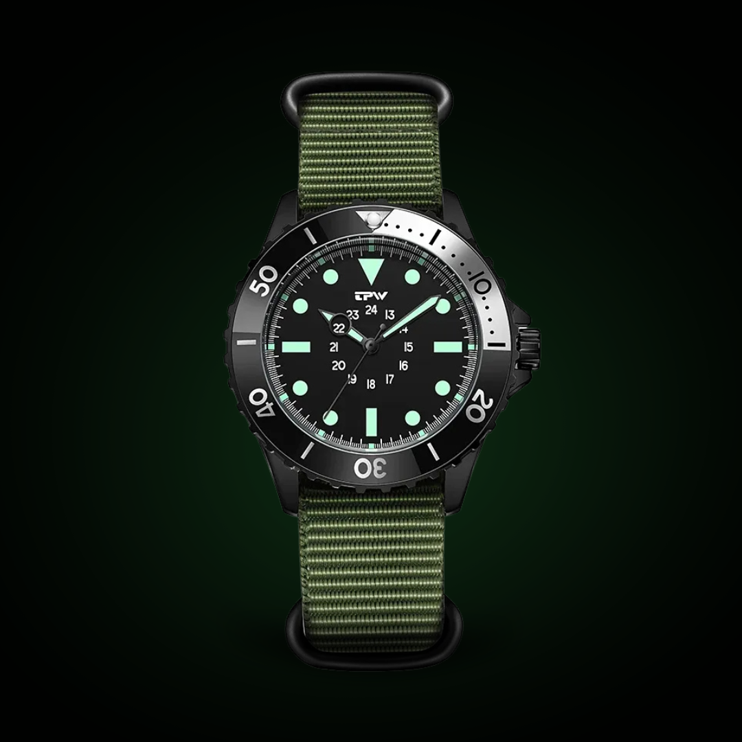 "Wasserdichte Herren-Taucheruhr mit grünem Armband, robustem Edelstahl-Gehäuse und leuchtenden Zeigern im Militärdesign"