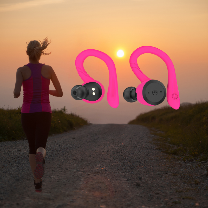 "Wasserdichte kabellose Sport-Ohrstöpsel mit ergonomischem Design und 20 Std Spielzeit, ideal für aktive Nutzung und Regen."