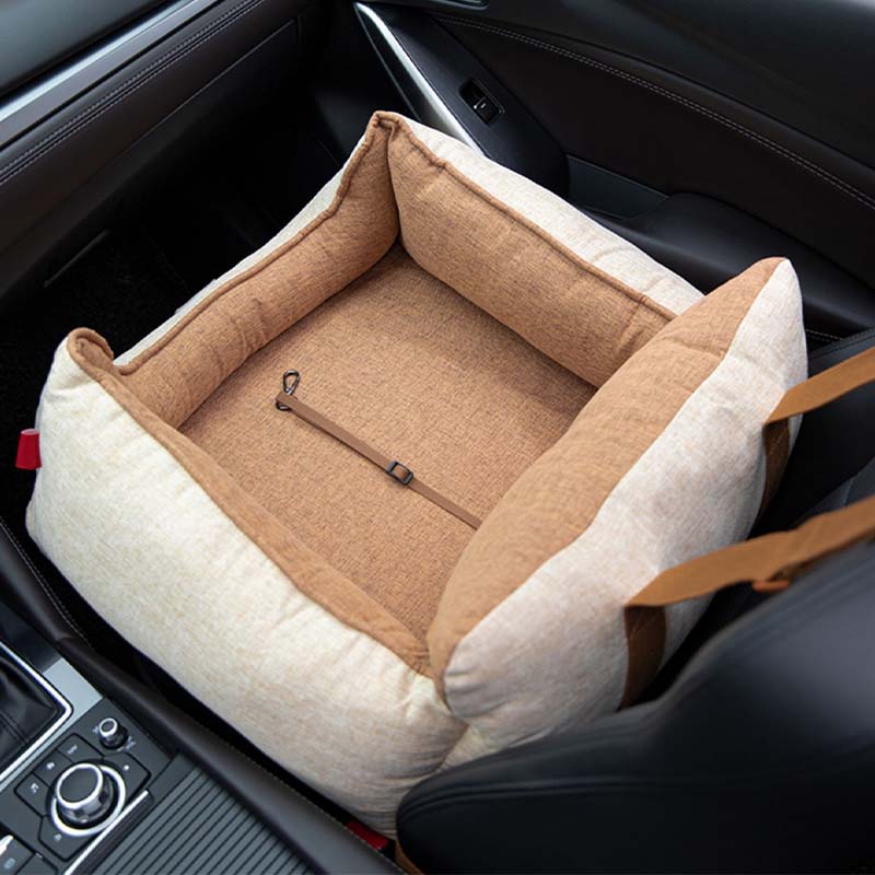 "Wasserdichter Hundesicherheits-Autositz in Hellkaffee, weich gepolstert für Komfort und Sicherheit auf Reisen"