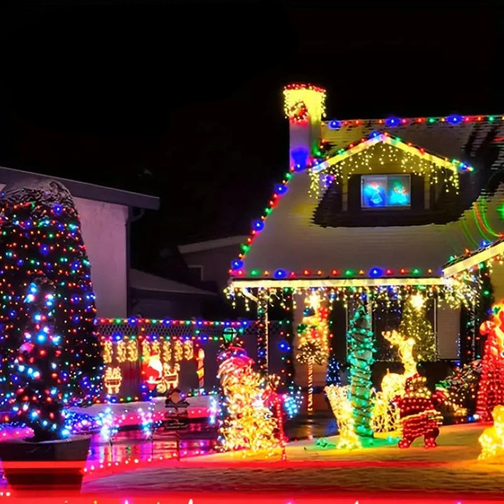 "Wasserfeste solarbetriebene Lichterkette im Garten bei Dämmerung, warme LED-Lichter, stimmungsvolle Außenbeleuchtung"
