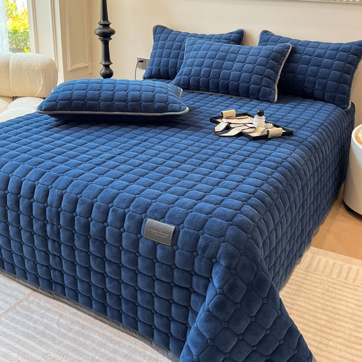 "Weiche Tagesdecke mit quadratischer Textur, flauschig und modern auf Sofa drapiert, verleiht stilvolle Gemütlichkeit."