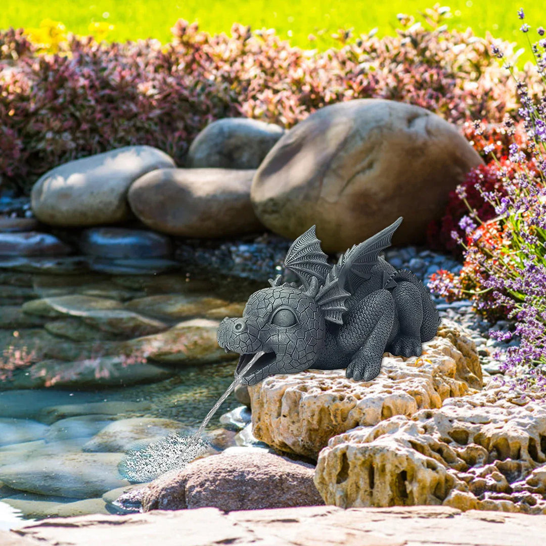 "Wetterfeste Harz Drachenstatue im Garten mit realistischem Wassereffekt, schuppiger Textur und stacheligen Flügeln."