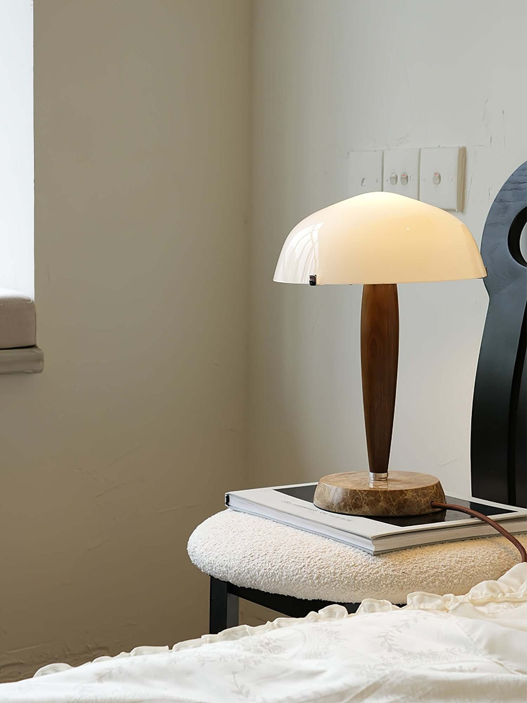 Lampe de table design avec base en noyer