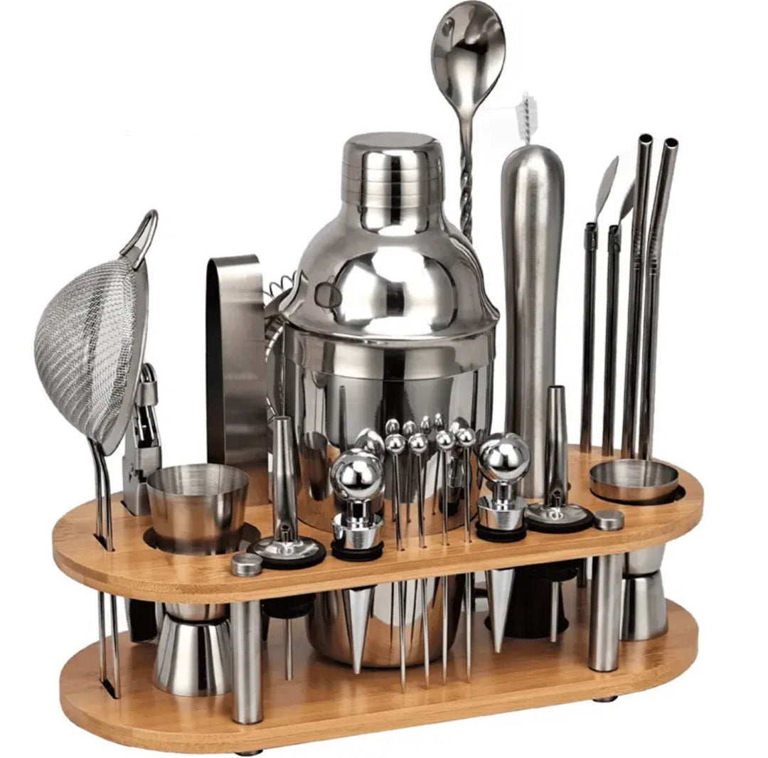 23-teiliges Edelstahl Cocktailset mit Shaker, Sieb, Jigger und mehr, präsentiert auf Bambusständer; ideal für Heim und Profi.
