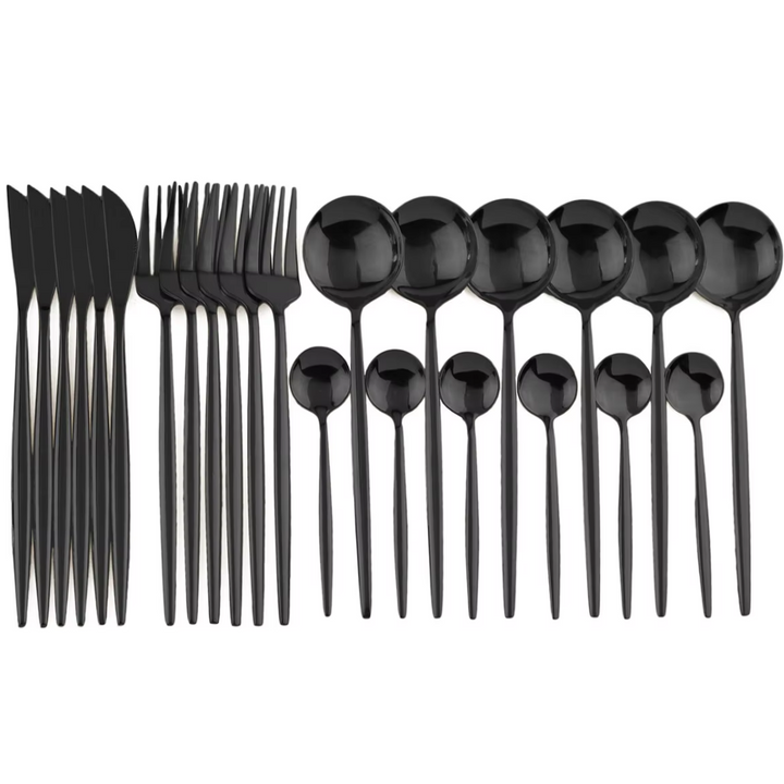 "24-teiliges schwarzes Besteckset aus Edelstahl mit elegantem, mattem Design auf einem stilvoll gedeckten Tisch"