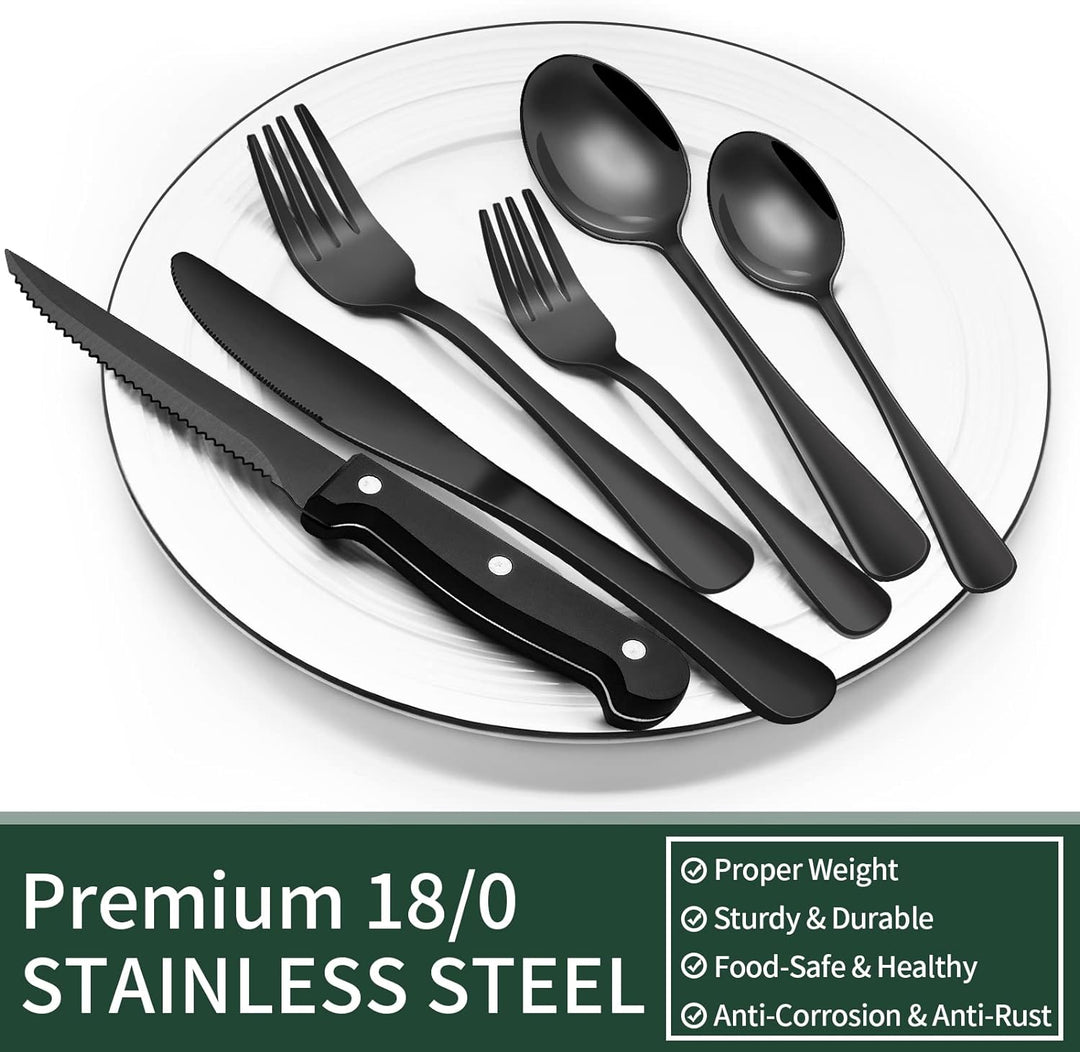 "24-teiliges schwarzes Besteckset aus Edelstahl mit elegantem, mattem Design auf einem stilvoll gedeckten Tisch"