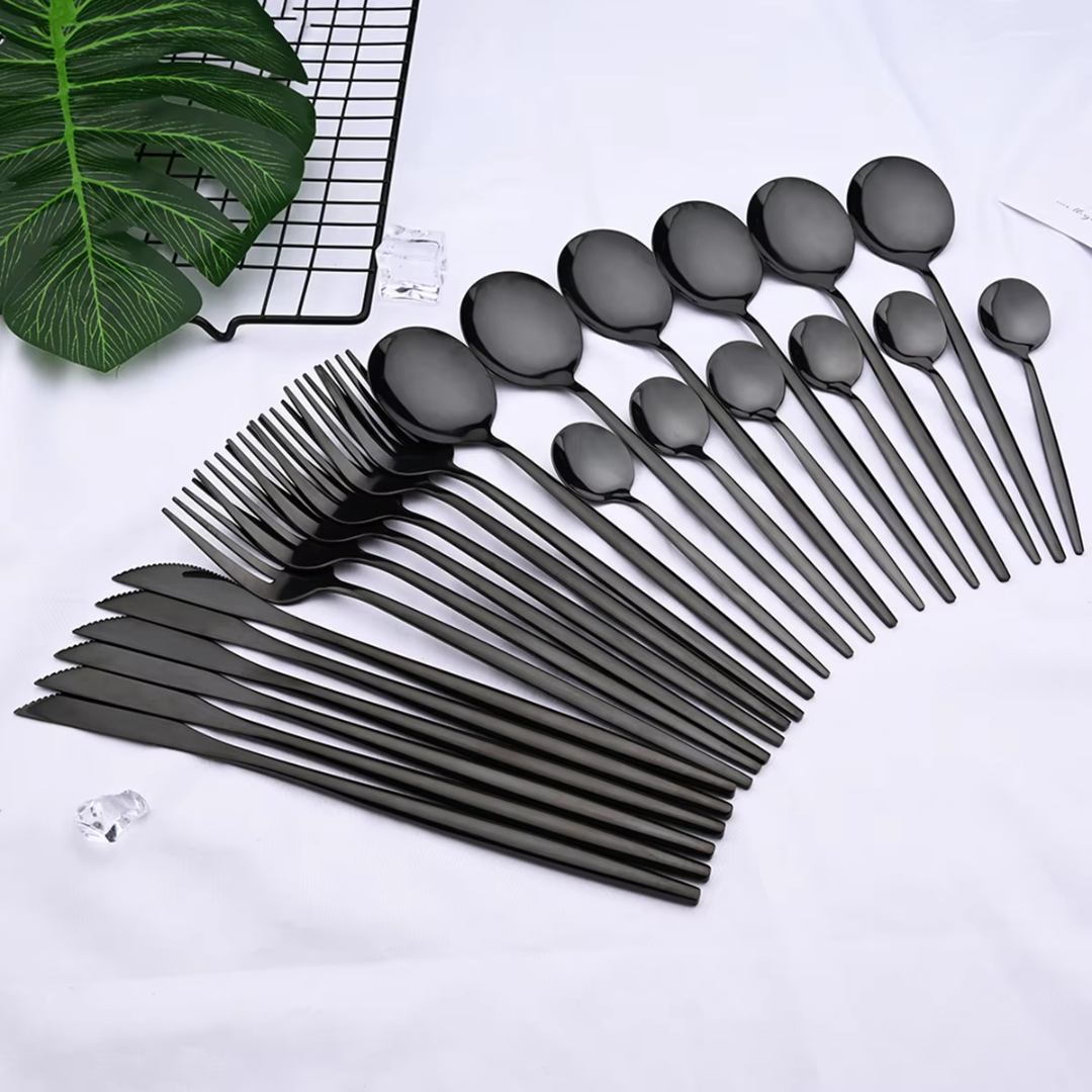 "24-teiliges schwarzes Besteckset aus Edelstahl mit elegantem, mattem Design auf einem stilvoll gedeckten Tisch"