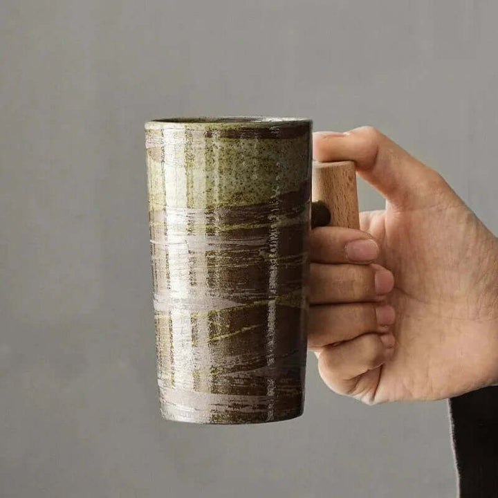 Skandinavische Keramiktasse mit Holzgriff
