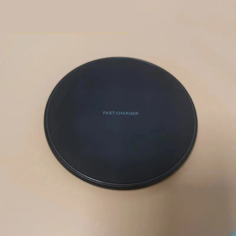"30W kabelloses Schnellladegerät auf schlankem Induktionspad, kompatibel mit iPhone und Android, modernes Design"