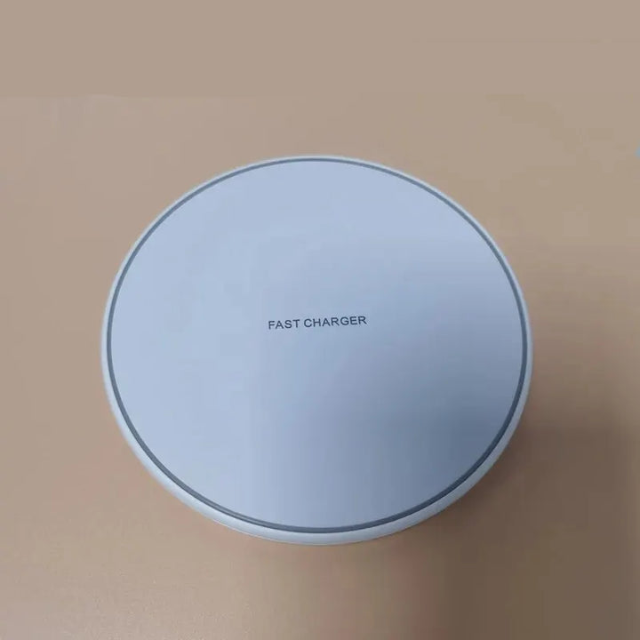 "30W kabelloses Schnellladegerät auf schlankem Induktionspad, kompatibel mit iPhone und Android, modernes Design"